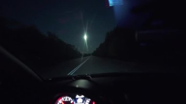 Gece araba yolculuğu, parlak ay ışığı, ilk bakış açısı.