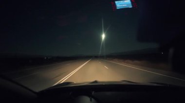 Gece araba yolculuğu, ilk bakış açısı.