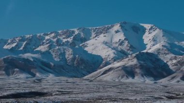 Kırgızistan 'da güzel dağlar kış panoramik manzarası