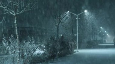 Soğuk kar fırtınasında gece kasabası sokağı