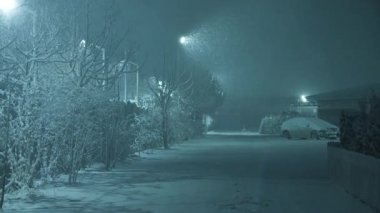 Soğuk kar fırtınasında gece kasabası sokağı
