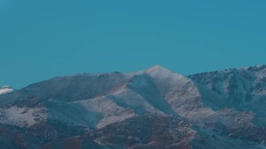 Kırgızistan 'da güzel dağlar kış panoramik manzarası