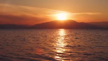 Günbatımında Issyk-kul Gölü 'nün güzel manzarası. Sıcak gün ışığı, Kırgızistan