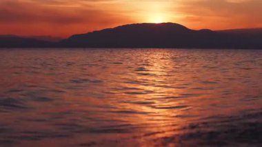 Günbatımında Issyk-kul Gölü 'nün güzel manzarası. Sıcak gün ışığı, Kırgızistan