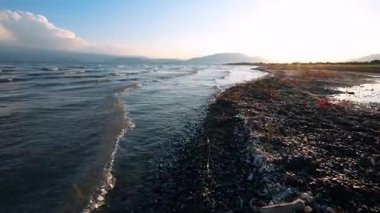 Kırgızistan 'da Issky-kul Gölü kıyısında yürümek, yaz manzarası