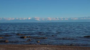 Issyk-Kul Gölü Güzel yaz manzarası, Kırgızistan