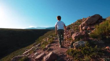 Çocuk turistler dağlara tırmanıyor doğa aktivitesi, yavaş çekim