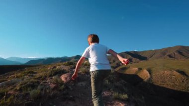 Çocuk turist dağ yolunda yürüyor doğa aktivitesi, yavaş çekim