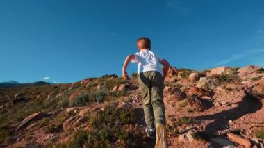 Çocuk turist dağ yolunda yürüyor doğa aktivitesi, yavaş çekim