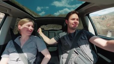 Mutlu aile arabası dağlarda yolda, araba manzaralı.