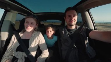 Aile içi araba seyahati, taşra yolu, araba manzarası.