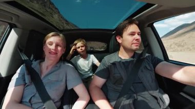 Mutlu aile arabası dağlarda yolda, araba manzaralı.