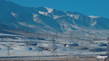 Dağlarda elektrik santrali, kışın panoramik manzara