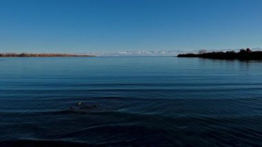 Yaz akşamları sakin göl manzarası