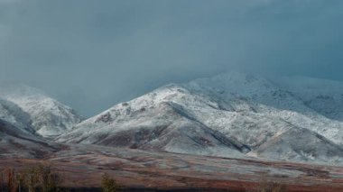 Kırgızistan 'daki güzel dağlar, hızlı bulutlar hareket ediyor.