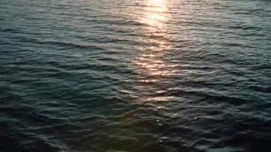 Sıcak günbatımı ışığı ile soyut dalga deseni