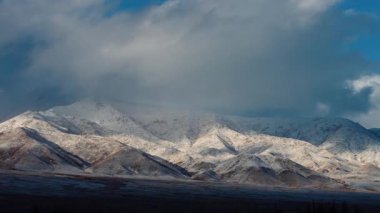 Kırgızistan 'da güzel dağlar kış panoramik manzarası