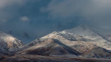 Kırgızistan 'daki güzel dağlar, hızlı bulutlar hareket ediyor.
