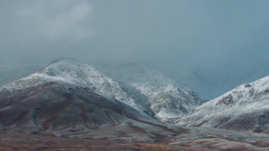 Kırgızistan 'da güzel dağlar kış panoramik manzarası