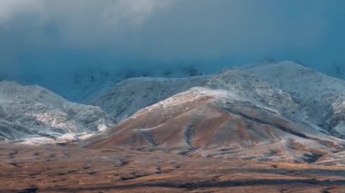 Kırgızistan 'da güzel dağlar kış panoramik manzarası