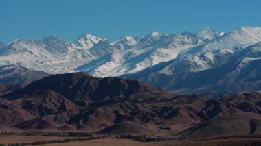 Kırgızistan 'da karlı zirveleri olan güzel dağ manzarası