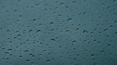 Pencerenin soyut arka planına yağmur damlaları yağar