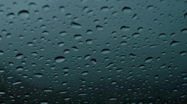 Pencerenin soyut arka planına yağmur damlaları yağar