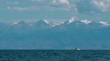 Issyk-Kul Gölü yazın yüksek dağları, Kırgızistan, panoramik manzarası