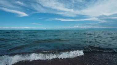 Kırgızistan 'daki Issyk-Kul Gölü manzarası, geniş açı