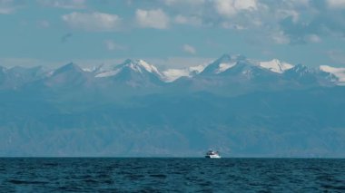 Issyk-Kul Gölü, yaz mevsiminde yüksek dağları olan Kırgızistan.
