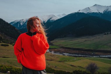 Genç, güzel, romantik kadın portresi akşam dağlarda.