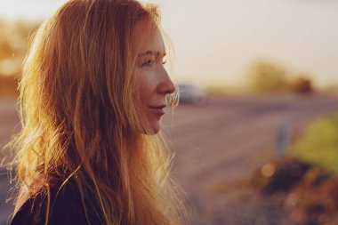 Genç, güzel bir kadın. Sıcak, açık hava portresi.