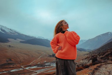 Genç, güzel, romantik kadın portresi akşam dağlarda.