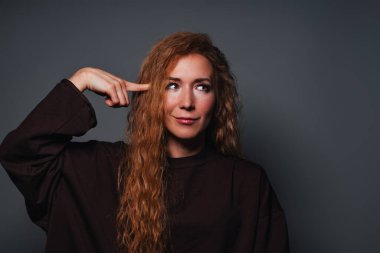 Gri arka planda hayal kırıklığına uğramış ve yorgun bir duygusal portre.