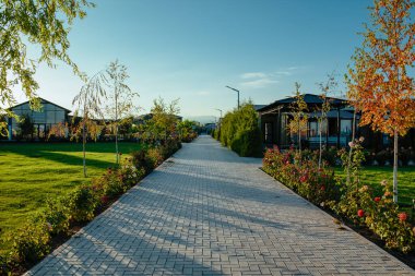 Kırgızistan - 09 Ekim 2024: Yazlık evleri olan tatil köyü