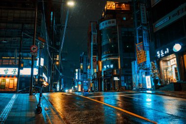 Seul, Güney Kore - 24 Şubat 2024: Gece barları ve dükkanları olan Seul Caddesi