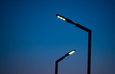 Akşamları modern sokak lambası