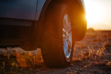 Gün batımında bozkırda araba tekerleği görüntüsü