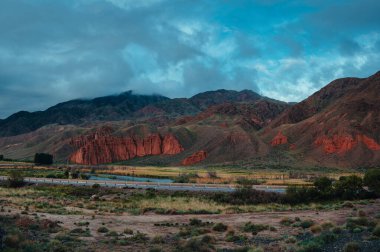 Kırgızistan 'da yaz bulutlu bir günde dağlar ve yollar