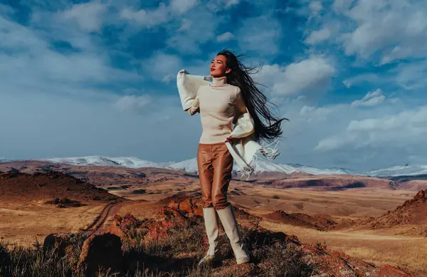 Genç, güzel Asyalı bir kadın sonbahar günü dağlarda yürüyor.