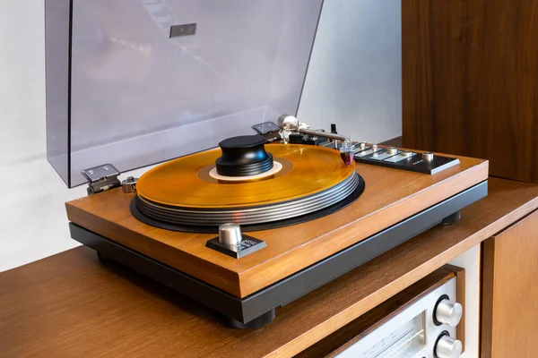 带有开放式塑料盖子和木制松紧带的复古立体声可旋转的Vinyl唱机站在放大镜之上 国产复古音响设备 — 图库照片