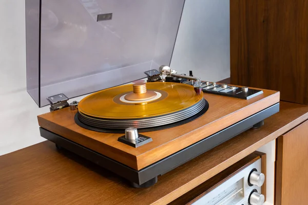 Vintage Stereo Lemezjátszó Vinyl Record Player Nyitott Műanyag Fedéllel Lemezzel Stock Fotó