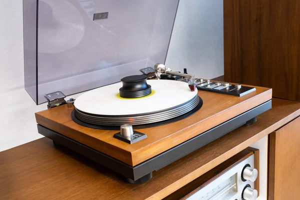 Vintage Stereo Turntable Vinyl Record Player Open Plastic Lid Wooden Стокове Зображення