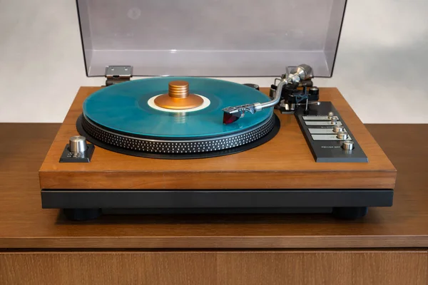 Vintage Stereo Turntable Vinyl Record Player Open Plastic Lid Wooden — стоковое фото