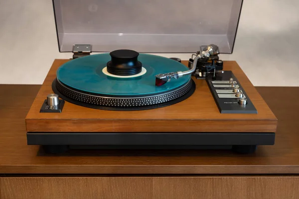 Vintage Stereo Turntable Vinyl Record Player Open Plastic Lid Wooden — стокове фото