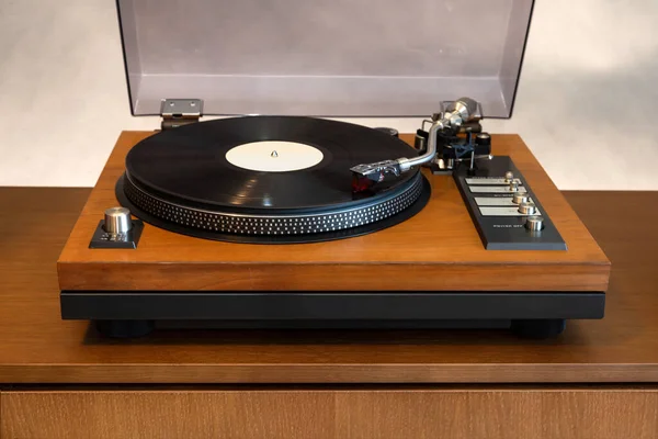 Vintage Stereo Turntable Vinyl Record Player Open Plastic Lid Wooden Ліцензійні Стокові Фото