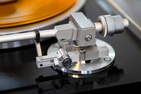 Vintage Stereo Turntable Vinyl Record Tonearm Mechanism Closeup Shiny Metal — Stock Photo, Image