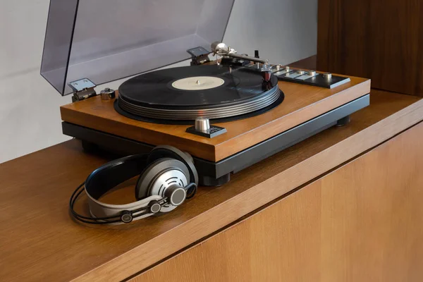 Vintage Stereo Lemezjátszó Vinyl Record Player Nyitott Műanyag Fedéllel Fejhallgatóval — Stock Fotó