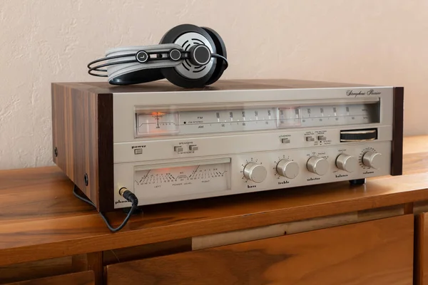 Home Stereo Receiver Met Koptelefoon Gepost Houten Retro Plank Audio — Stockfoto