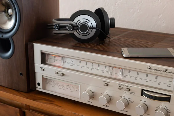 Home Stereo Receiver Speakers Headphones Placed Wooden Retro Stelf Включает — стоковое фото